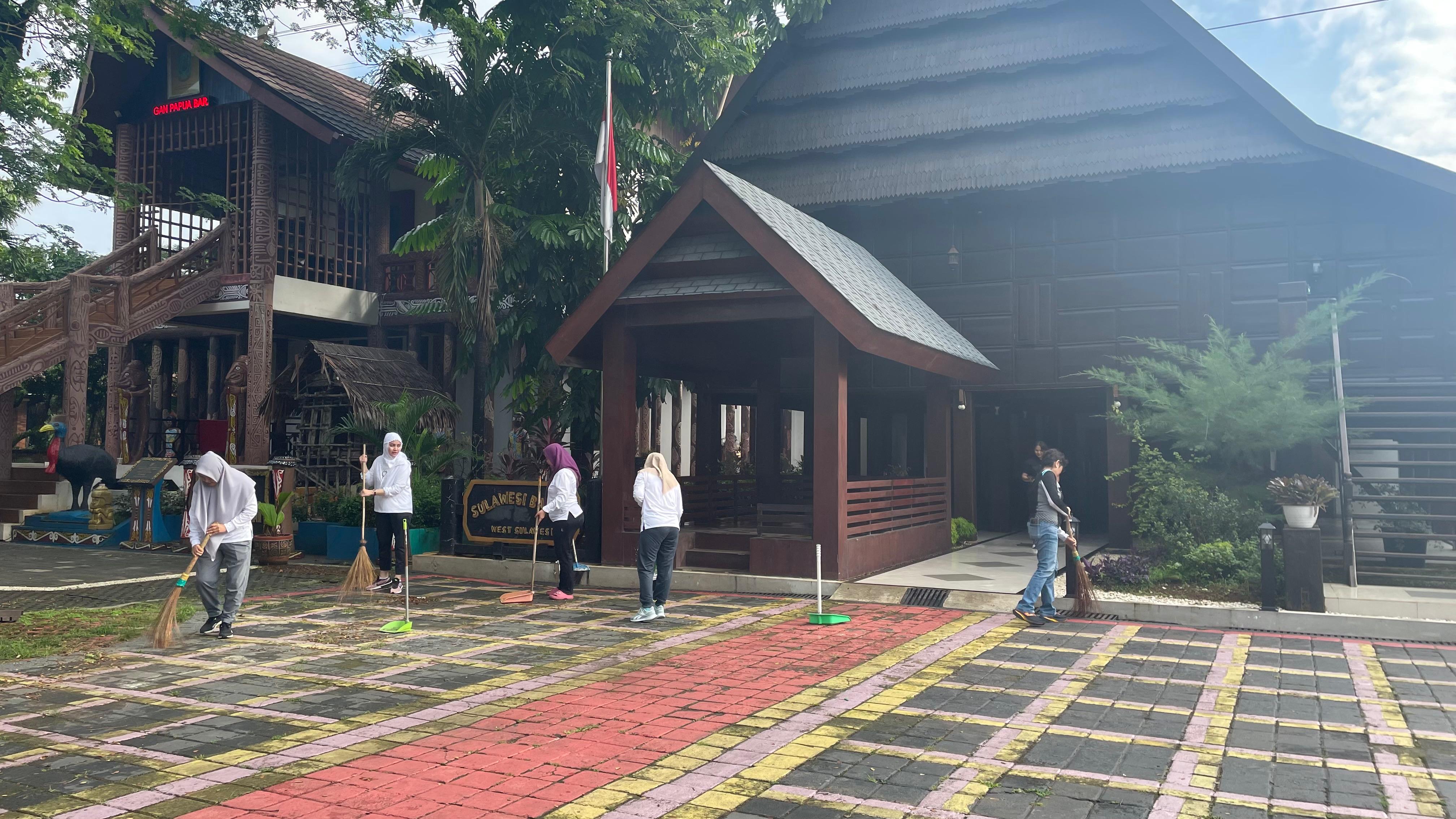 Aksi Jumat Bersih : Badan Penghubung Sulbar Tingkatkan Kebersihan Anjungan Daerah di TMII